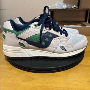 Saucony Mens Navy and Green Sneakers.